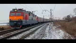 Электровоз ЭП1-258 со скорым поездом №10 Москва-Владивосток следует по Транссибу зимним вечером.