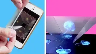 Er zerschneidet die Folie und legt sie aufs Handy. Was dann passiert ist atemberaubend.