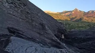 VTT dans les Terres noires d'Archail. Descente du canyon.