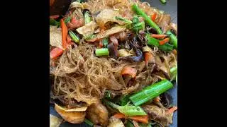 ឆាមីសួខ្មែរ Stir fried glass noodle.