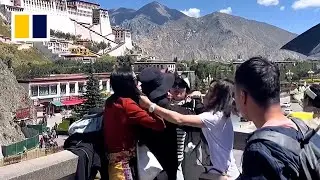 Tourists fight for photo spot in Lhasa