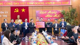 Nguy&ecirc;n Chủ tịch nước Trương Tấn Sang tặng qu&agrave; tại Đức Thọ