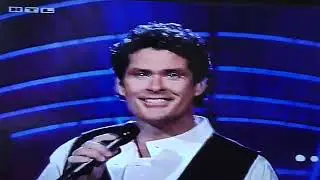 David Hasselhoff mit KITT in TV Show Knight Rider und dem Song DU
