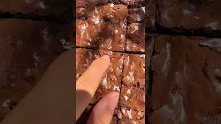 TIPS TO GET CRINKLY BROWNIES 💡 Recipe in descriptionans bio #recipe #brownie #bakingtips