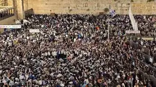 שירת 'אחינו כל בית ישראל' בסוף תשעה באב