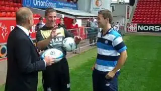 Rugby star Chris Cusiter plays keepy-up with Aberdeen FC manager Mark McGhee