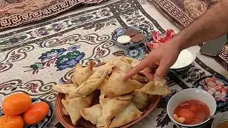 Мама готовит слоёное тесто и вкуснейшую самсу.