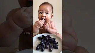Adorable Baby with Gold Necklace Eats Grapes! 🍇👶👑  #cute  #messyeater #shorts