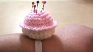 Πλεκτό μαξιλαράκι για καρφίτσες (cup-cake)