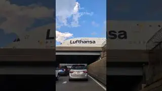 Lufthansa A380 &uuml;berquert die Stra&szlig;e 🛬🚗 #aeromechengg