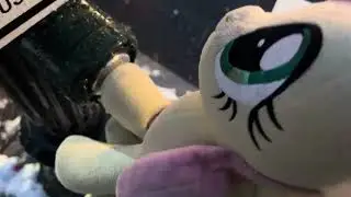 Fluttershy pushes the traffic light button!