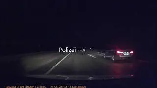Nach kurzem Blaulicht einschalten wechselt ein Linksspur Blockierer auf die Rechte Spur