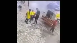 لحظة خسف الارض وسقوط العمال في حفرة.