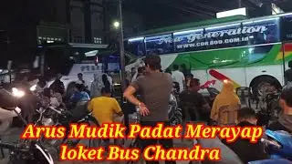 Arus Mudik Padat Merayap di Loket Bus Chandra Sikampak