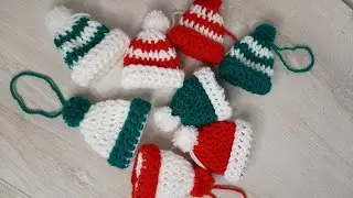 Bel cappellino all'uncinetto.  Decorazione per l'albero di Natale oppure per una bambola Barby