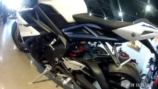 2014 Triumph Daytona 675 (Crystal White/ Sapphire Blue)