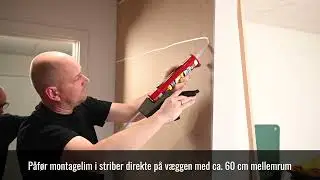 S&aring;dan monterer du et akustikpanel med montagelim // DK