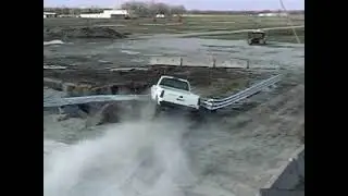 N&aacute;jezd do svodidel v oblouku / Vehicle impact to a curved barrier
