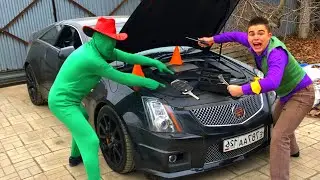 Лучшее комедийное видео - Мотоциклист ведет себя серьезно, пока семья Camaro не начинает смеяться