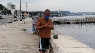 PESCADORES en el MALEC&Oacute;N de LA HABANA