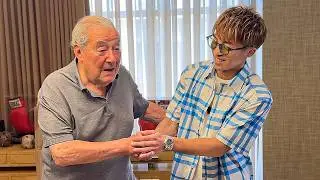 Боб Арум обнимает Наою Иноуэ и говорит ему, что он ВЕЛИКОЛЕПЕН, и они оба разделяют классный момент!