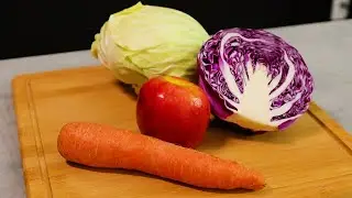 Я не могу перестать есть этот салат из капусты, моркови и яблок. Такой свежий и хрустящий!