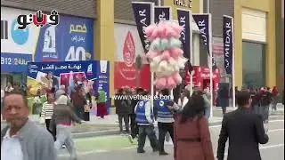 الواحدة بـ 30 جنيها، باعة غزل البنات يتجولون في أروقة معرض القاهرة للكتاب