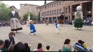 Gigantes y Cabezudos bailando en el 7º Día de la Comparsa de Barañain