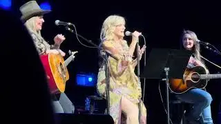 Trisha Yearwood, Erin Enderlin and Sunny Sweeney in Lancaster, PA, 5/17/25