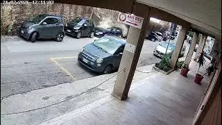 Il momento del crollo del muro in via Nairobi a Palermo