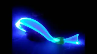 Blinde Red Krisper Genmaus findet dank k&uuml;nstlichem Neonleuchtschwanz erstmals ihr Nest wieder.