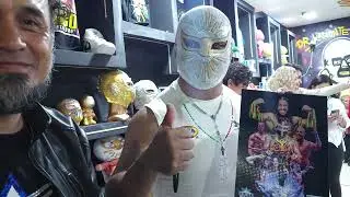 Entregando el p&oacute;ster 90 Aniversario a M&iacute;stico en el Caristico Store