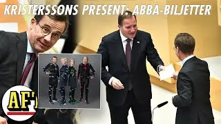 Här räcker Ulf Kristersson över Abba-biljetterna till Stefan Löfven