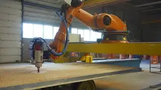 Freesrobot trekt banen in houten vloerpaneel