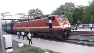 Saket Express meets LTT Faizabad Superfast Express at Nasik Road station