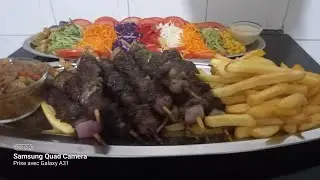brochette de foie avec crudités et  sauce oignons