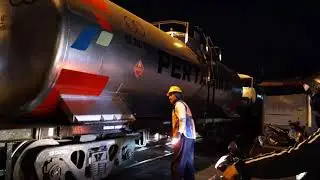 Kereta api pertamina  tanpa palang pintu comboran kota lama malang #terminalbbm