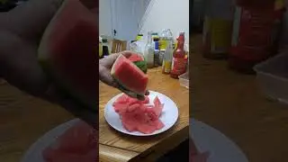 This is how I preserve melon on the fridge after cutting.