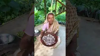 Small Fish Curry with Potatoes | Easy & Delicious Bengali Recipe #shorts #fishcurry #cooking