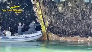 Venezia, le paratoie del Mose coperte di molluschi e alghe