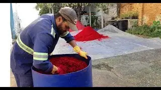 Confira como é feita serragem colorida dos tapetes das Festas de Agosto em São Roque
