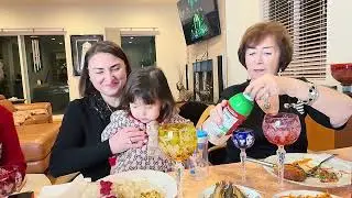 Наш новогодний стол -сели , едим . 