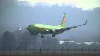 Very impressive landing of 737 in French Alps