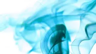 Fum&eacute;e bleue sur fond blanc