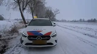 Busje frontaal op boom Veeningen