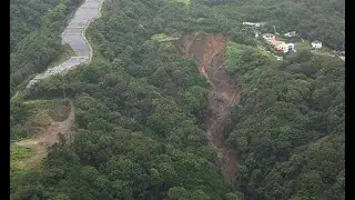 削れた山肌､折り重なる家々 土石流の痕跡､生々しく 海汚す土砂･熱海上空