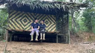 Kind man helps 17 year old single mother complete bamboo house 80% | Ma Tieu Ly