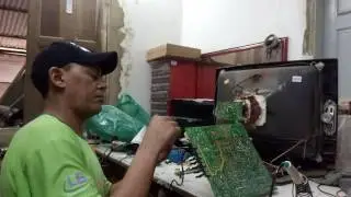 TV PHILCO MOD: TV PH21M SS SO UMA LISTA VESTICAL NO MEIO DA TELA
