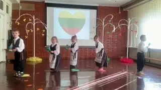 Grupės ,,Boružiukai” vaikai dovanoja Lietuvai šokį ,,Virė, virė košę, vaikai atsilošę”.