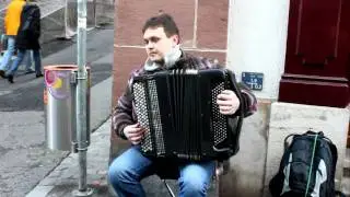 Tocata y fuga de Bach en Acordeon - Artista callejero en Basel